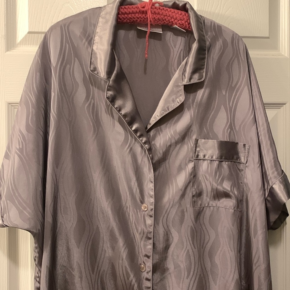 CABERNET SLEEPWEAR WOMAN SZ 2X GRAY JACARD PRINT 100% POLY BUTTON FRONT